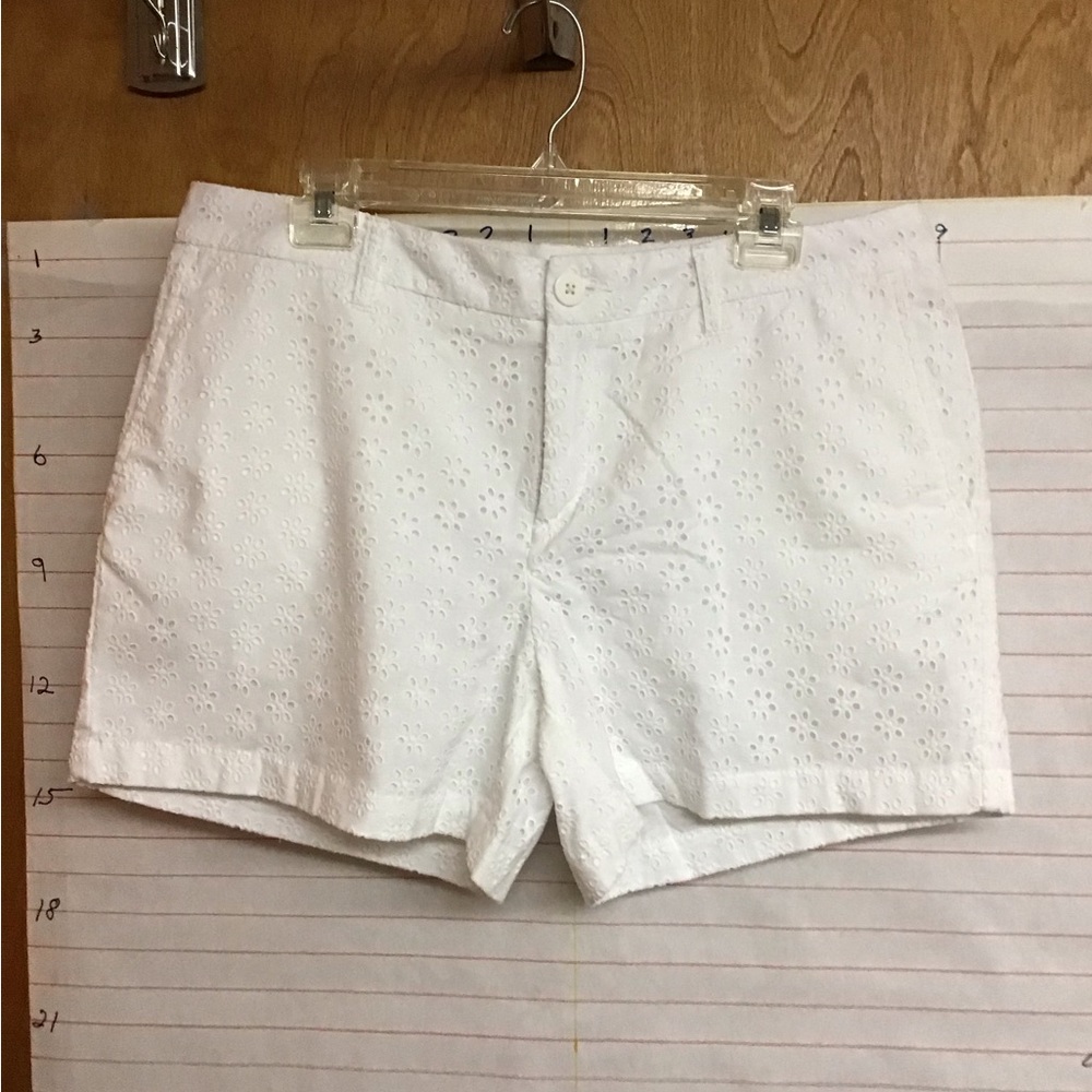 Women's shorts  - eyelet FLOWERS material, beltloops, POCKETS, white